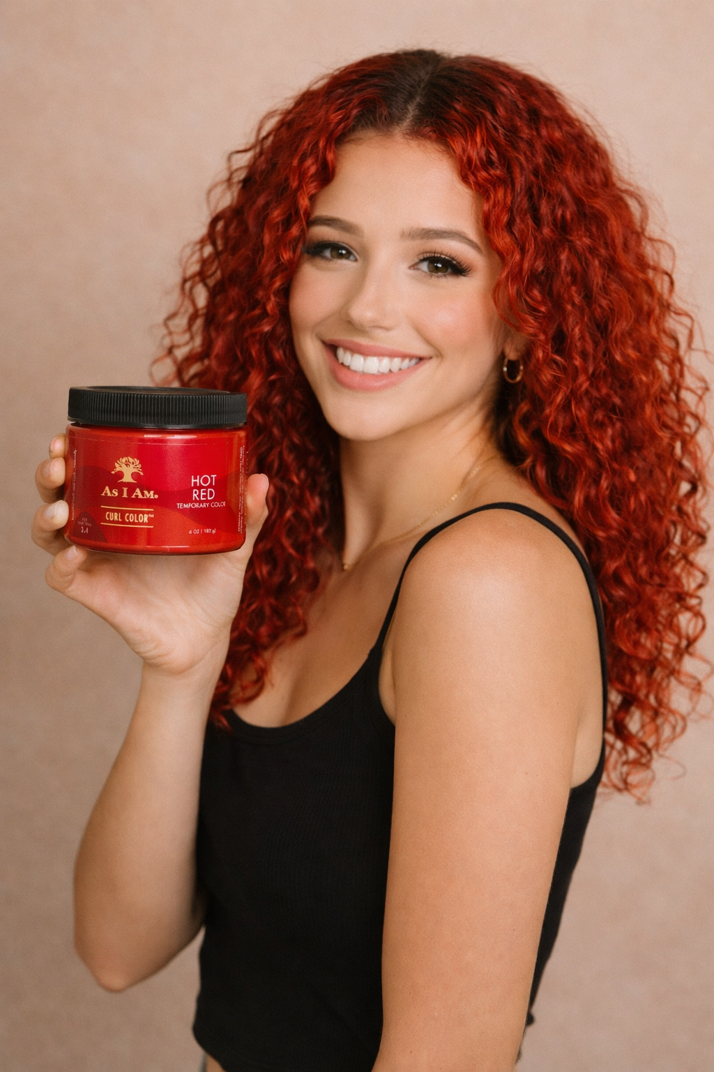 Modelo de tono Hot Red de Curl Color