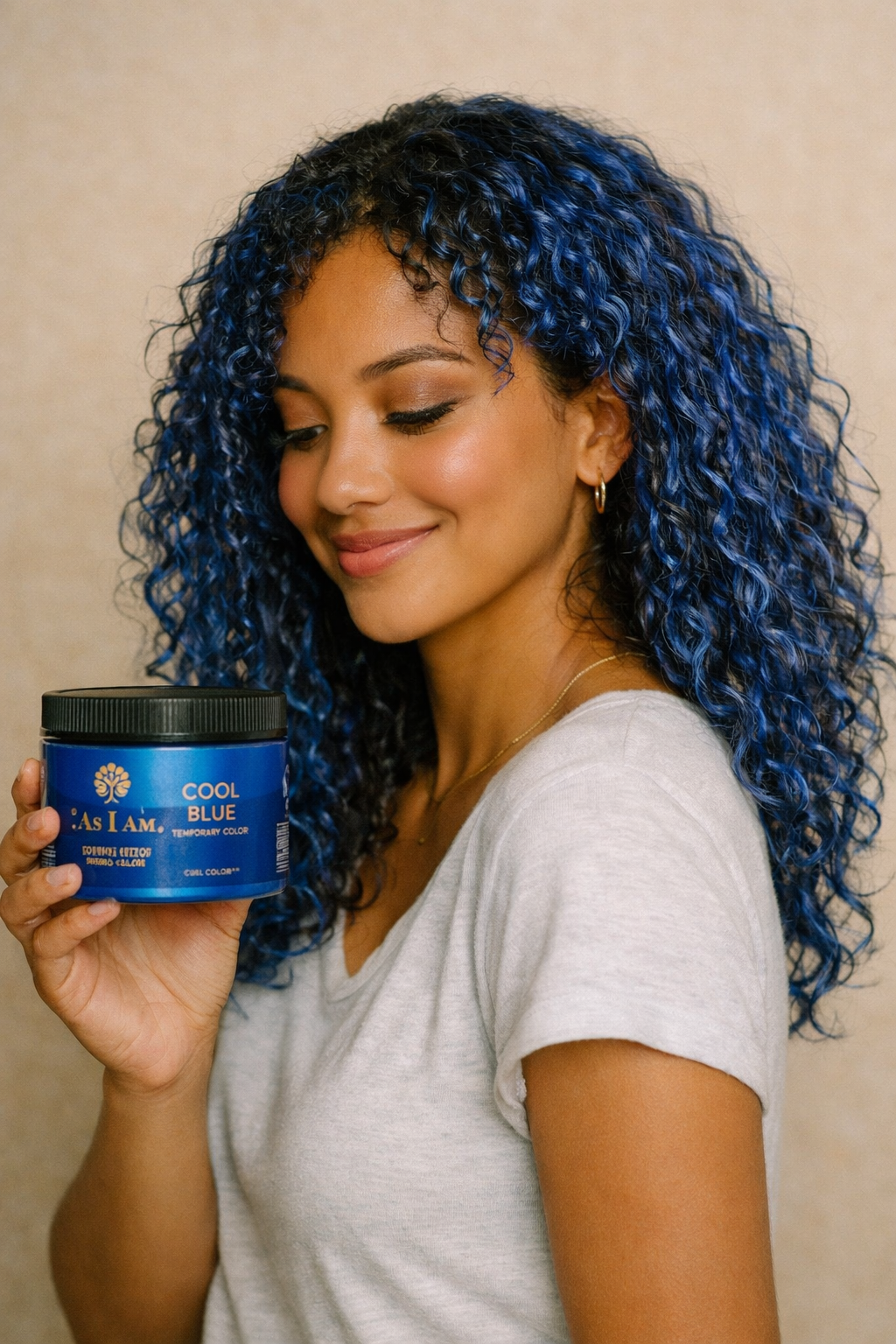Modelo de tono Cool Blue de Curl Color