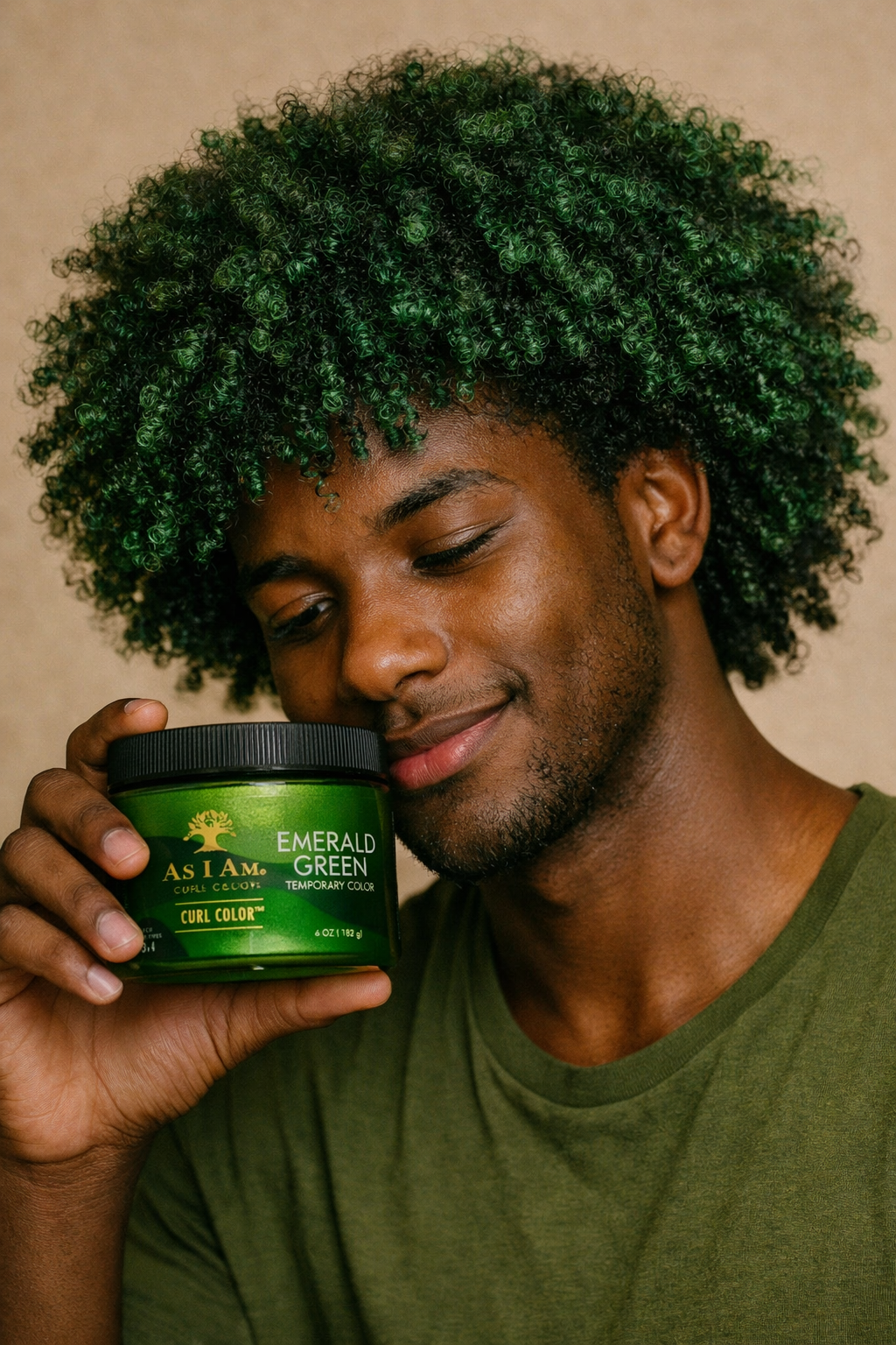 Modelo de tono Emerald Green de Curl Color