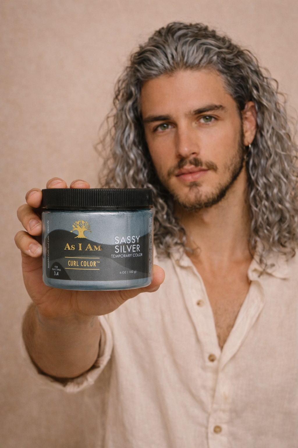 Modelo de tono Sassy Silver de Curl Color