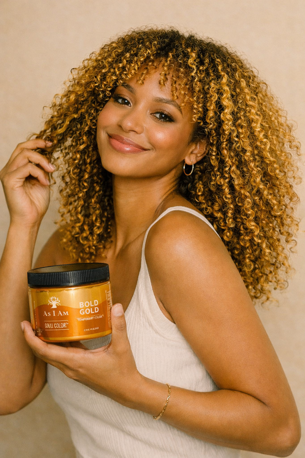 Modelo de tono Bold Gold de Curl Color