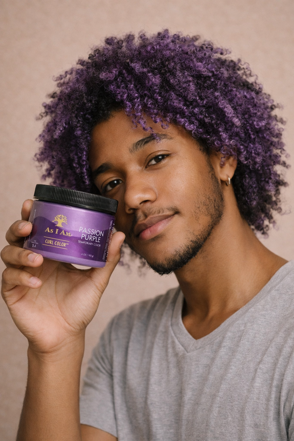 Modelo de tono Passion Purple de Curl Color